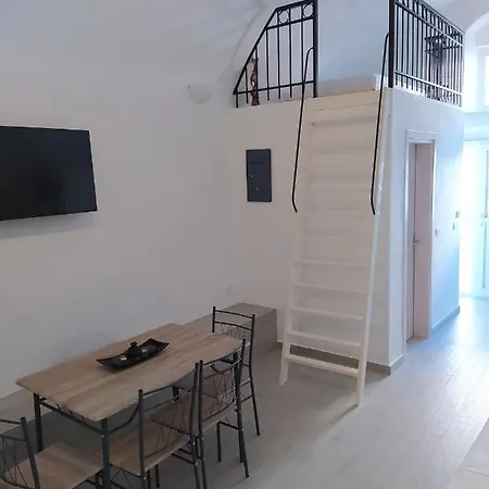 Mentoras' Complex * Emporio (Santorini)