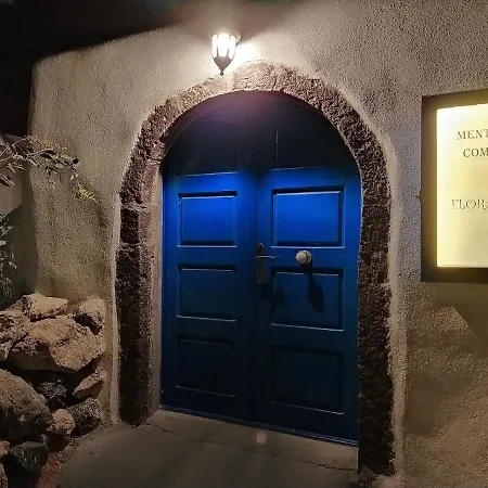 Mentoras' Complex Emporio (Santorini)