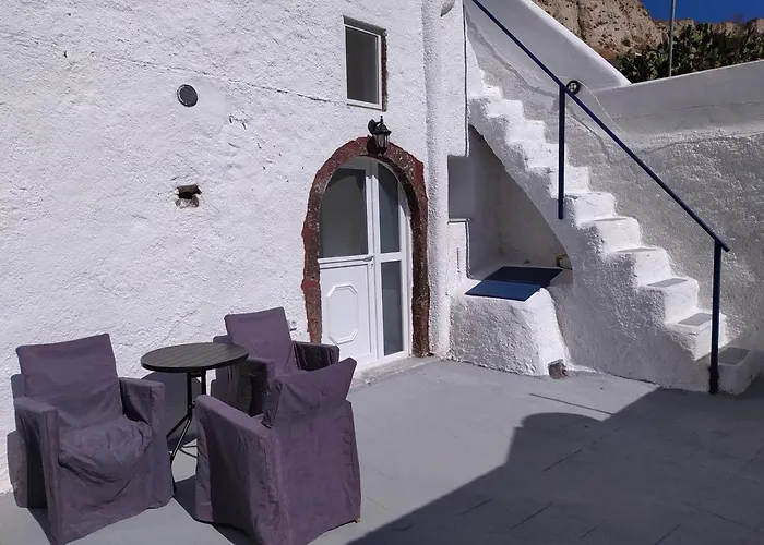 Mentoras' Complex Emporio (Santorini)