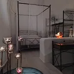 Mentoras' Complex Εμπορειό