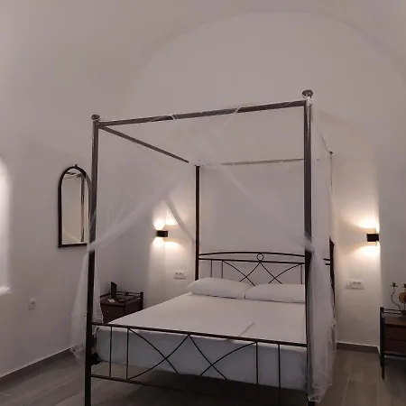 Mentoras' Complex * Emporio (Santorini)