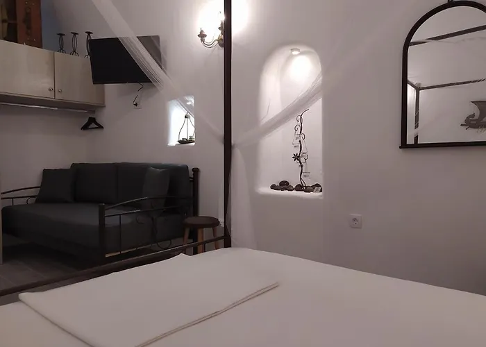 Mentoras' Complex Emporio (Santorini)