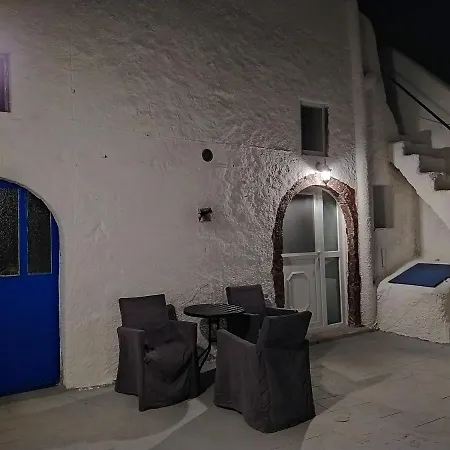 Mentoras' Complex Emporio (Santorini)