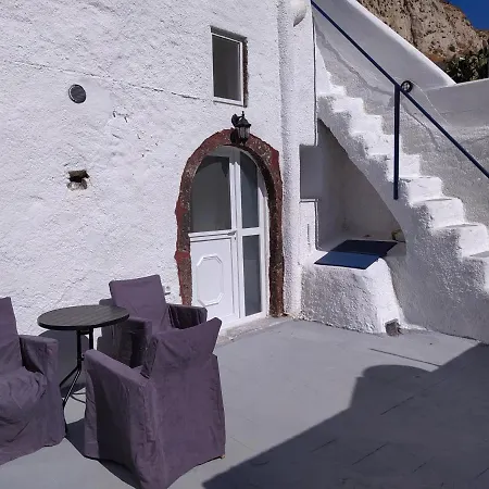 Mentoras' Complex Emporio (Santorini)