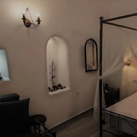 Mentoras' Complex Apartment Emporio (Santorini)