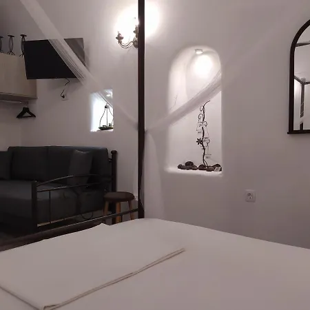 Mentoras' Complex Emporio (Santorini)