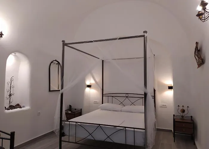 Mentoras' Complex * Emporio (Santorini)